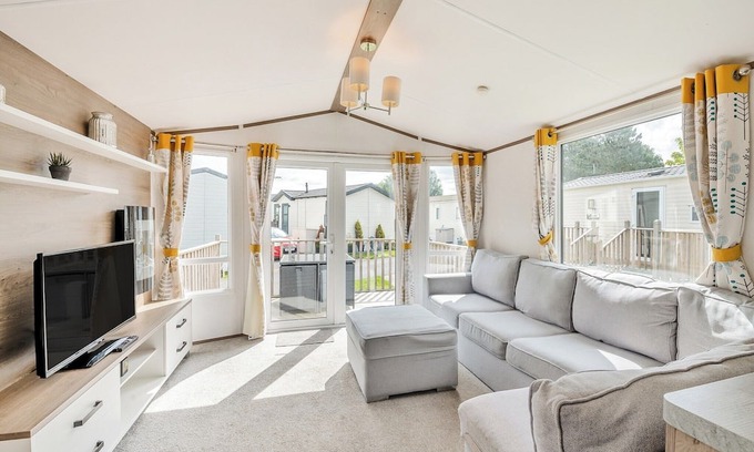 Ryther House | Comfortable caravan with one double with en suite with toilet, and one twin.