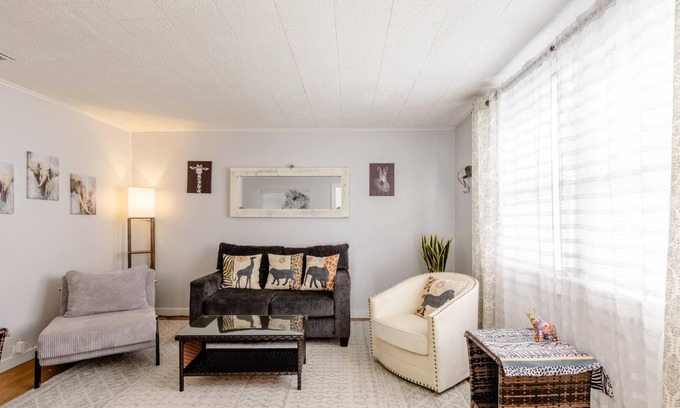 Auburn House | Comfortable, Central Auburn Stay – Ideal for Families, Standard crib sleeps 6