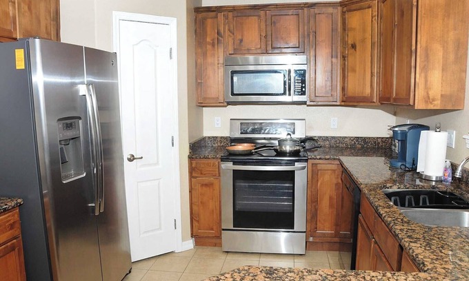 Stetson Hills House | Comfortable & Convenient by-the-month Corner Lot House