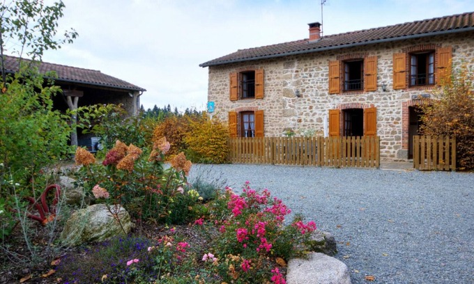 Les Salles Cottage | Comfortable cottage for 7 people with fireplace and pets allowed