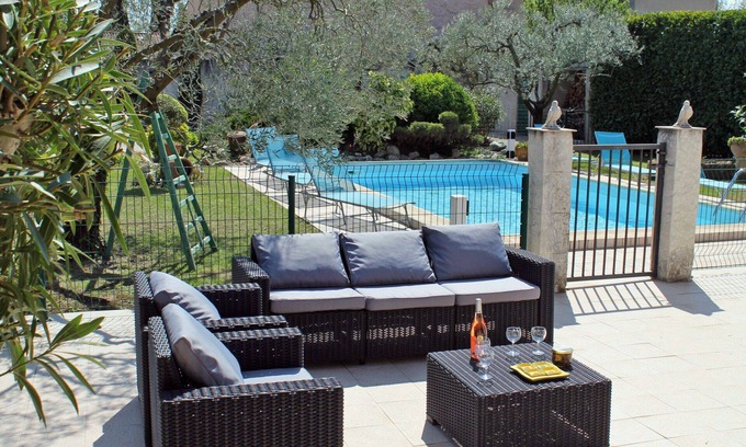 Maillane House | Comfortable holiday home screened in the center of Maillane