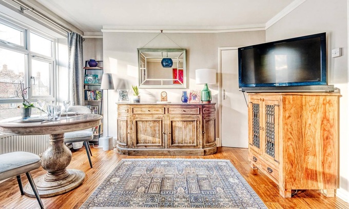 East Putney Apartment | Comfortable Home in Wandsworth by UnderTheDoormat