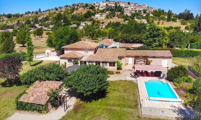 Dauphin Villa | Comfortable house with heated pool and jacuzzi for 12 people