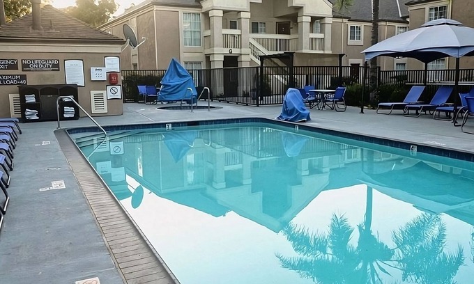 Highlands - Perkins Hotel | Comfortable Stay in Louisiana! Pets Allowed, Pool, Free Breakfast, Free Parking!