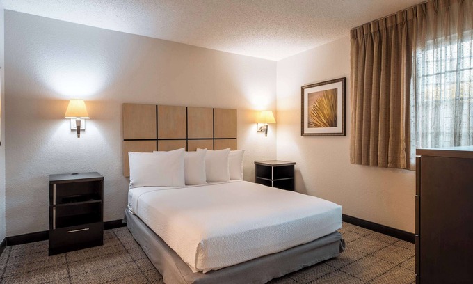 Fossil Creek Hotel | Comfortable Suite Near Airport w/Full Kitchen & Free Parking