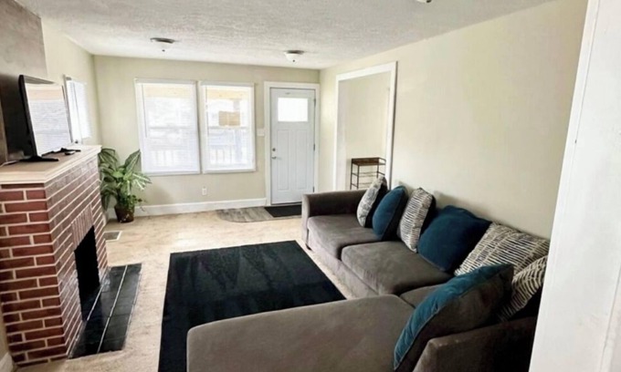 Akron House | Comfy 3 Bedroom Entire Home With Cozy Vibes
