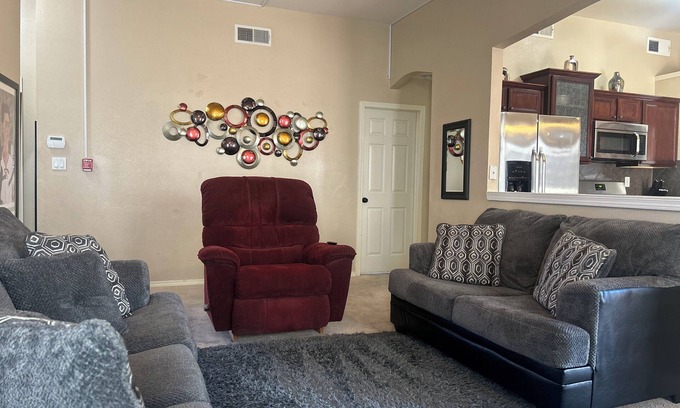 Sun Ridge South House | Comfy 4-bedroom Home with AC, Wi-Fi in El Paso Close to Dining, Bars, Shopping