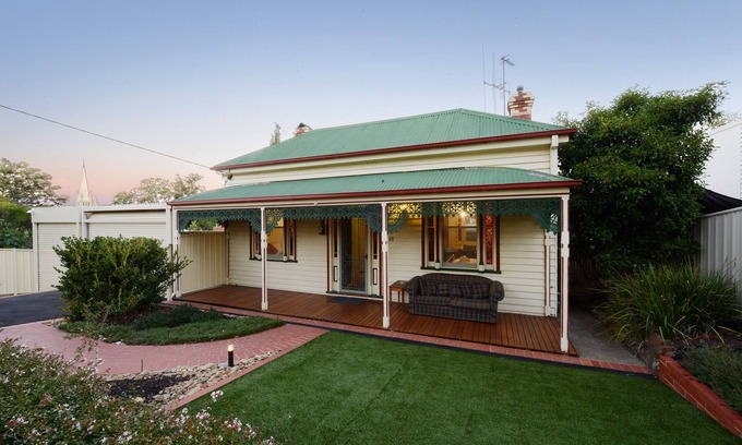 Bendigo House | Comfy, 5 Bedroom, 3 Bathroom Period Home in the centre of town with EV Charger.