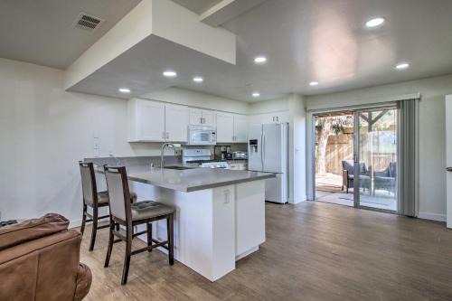 Country Rose House | Comfy Bakersfield Townhome - Fire Pit and Patio