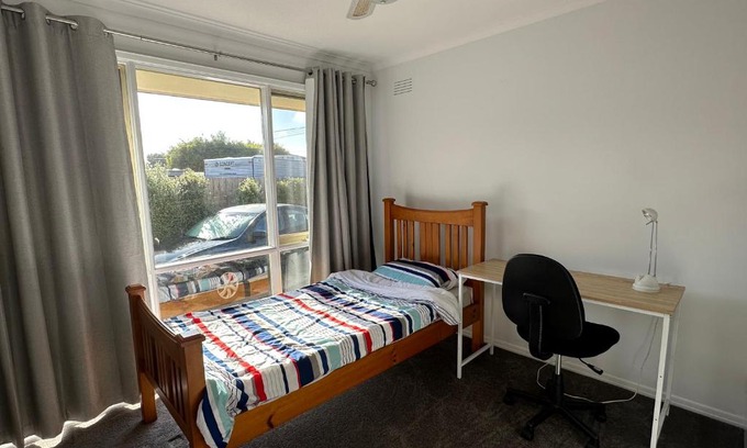 Grovedale House | Comfy bed quiet neighbourhood