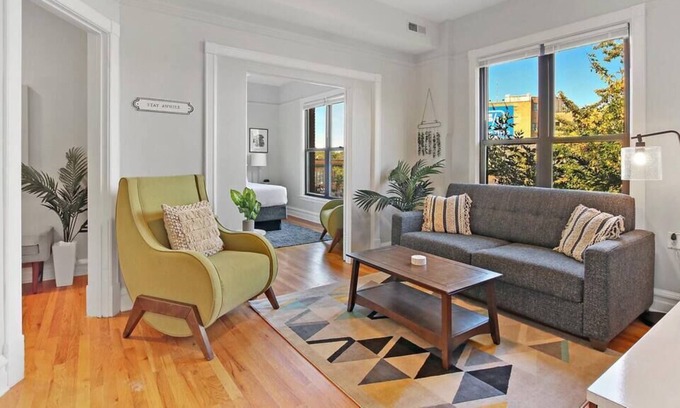 North Center Apartment | Comfy & Bright 3BR Fully Furnished Apt
