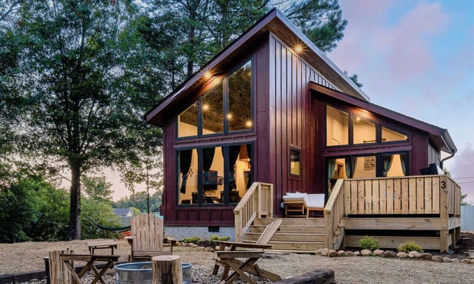 Baxter Cabin | Comfy Cabin w/Pickleball, Golf, Sauna & Hot Tub!