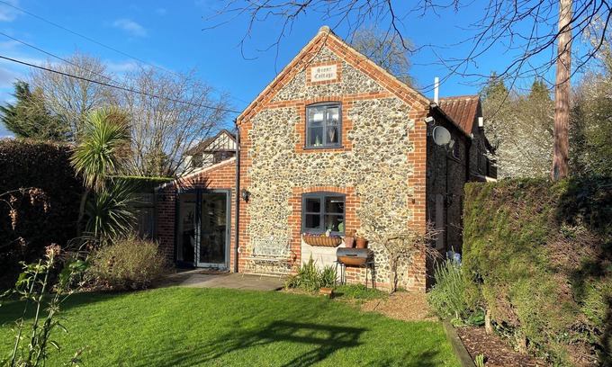 Lingwood Cottage | Comfy Character Cottage, sleeps 13, Hot Tub, Spa Bath , Patio and Gardens