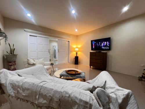 Pong House | Comfy lakeside apartment