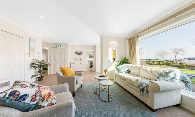 White Rock House | Comfy Marine Drive Guesthouse - Steps to the Beach
