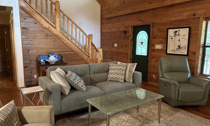 Kingston Cabin | Comfy rustic cabin 1/2 mile from Lake Texoma is ready and fully stocked for 8+!
