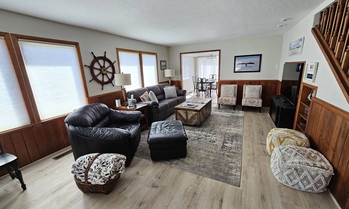 Brookings House | Comfy Spacious Home, Minutes to Beaches, King Bed, Sleeps 9, WiFi, Dog friendly