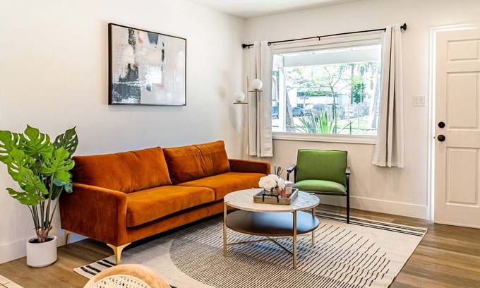 Fullerton House | COMFY STAY| NEW & CLEAN| 10 MINS DISNEY| DOWNTOWN