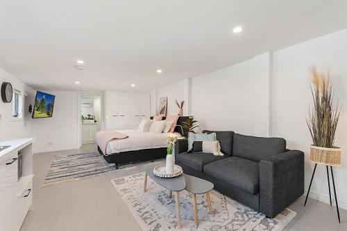 Carnegie Apartment | Comfy Studio near Racecourse, Dining & CBD Trains