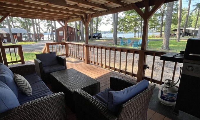 Hemphill House | Commander's Cove Lakeview House on Toledo Bend