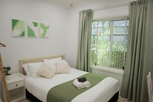 Auburn House | Compact Double room with shared bathoom