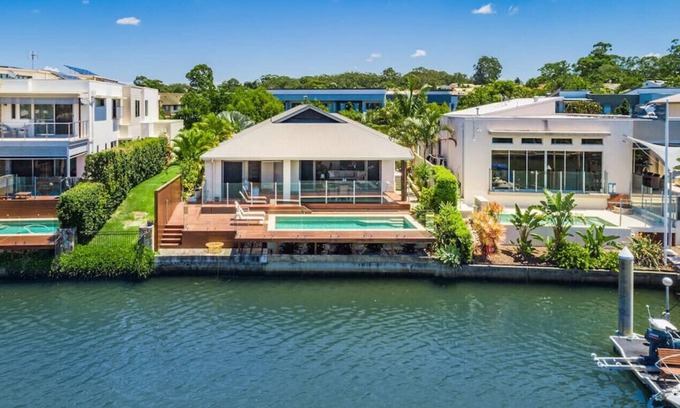 Biggera Waters House | Compass Drive · 'Little Egypt' - Family Friendly Waterfront & Pool
