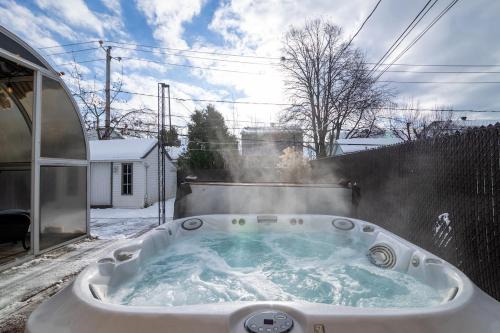 Saint-Hubert House | Complete house with hot tub and private courtyard
