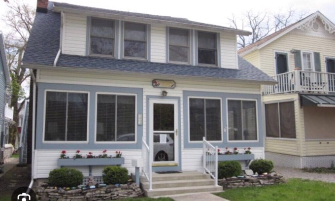 Lakeside Cottage | Complete Remodel for 2025 in Prime Location in Lakeside!