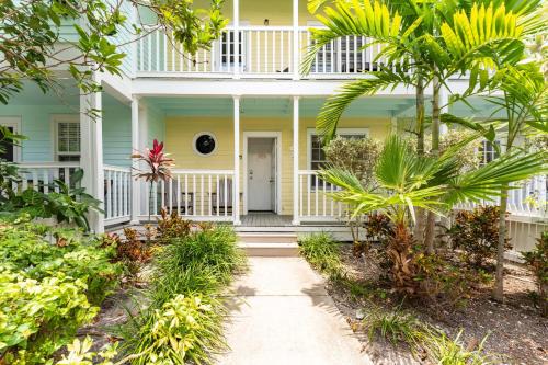 Truman Annex House | Conch Adventure by AvantStay Great Location w Patio Outdoor Dining and Shared Pool Week Long Stays