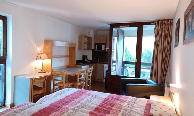 Brides-les-Bains Apartment | Confortable studio 2* avec balcon, double exposition et parking, proche du centre de Brides-les-Bains - FR-1-512-108