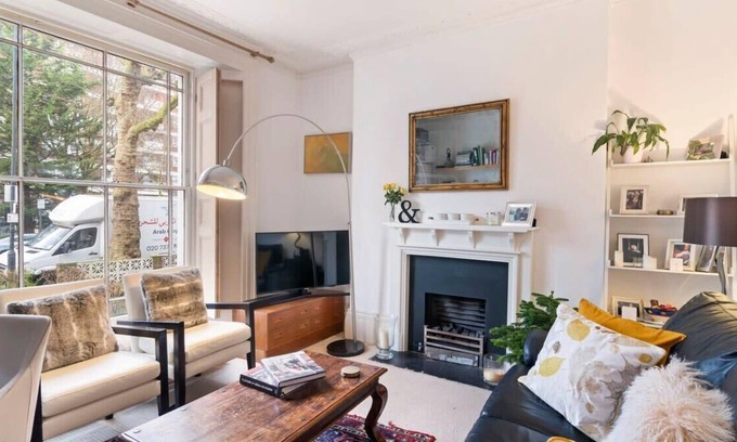 Askew Apartment | Contemporary 1 Bedroom Apartment in Hammersmith