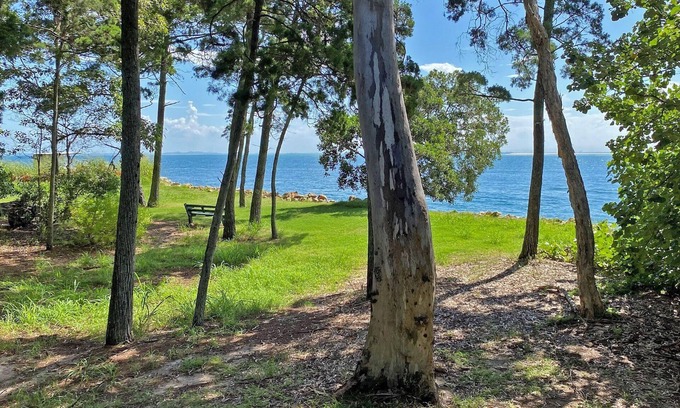 Amity Point House | Contemporary Beach House in waterfront location
