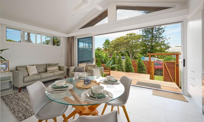 Byron Bay Cottage | contemporary beachside cottage in walking distance to beach and town