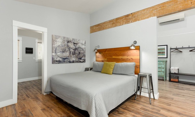 River West Cottage | Contemporary Chic │West Side │Walk Everywhere │Hot Tub │One Block to River