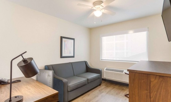 Merry Oaks House | Contemporary Comfort and Convenience! Free Breakfast, Minutes to Nissan Stadium