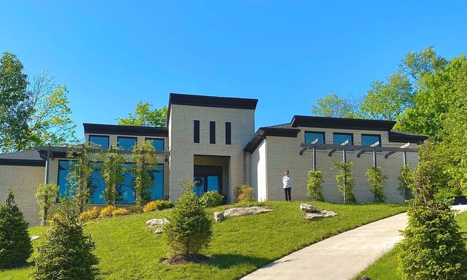Crestwood House | CONTEMPORARY DERBY RETREAT WITH THREE PRIMARY SUITES!!
