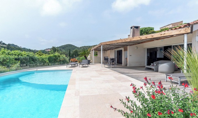 Hyeres Villa | Contemporary pool villa with sea view facing the islands of Porquerolles and Port Cros