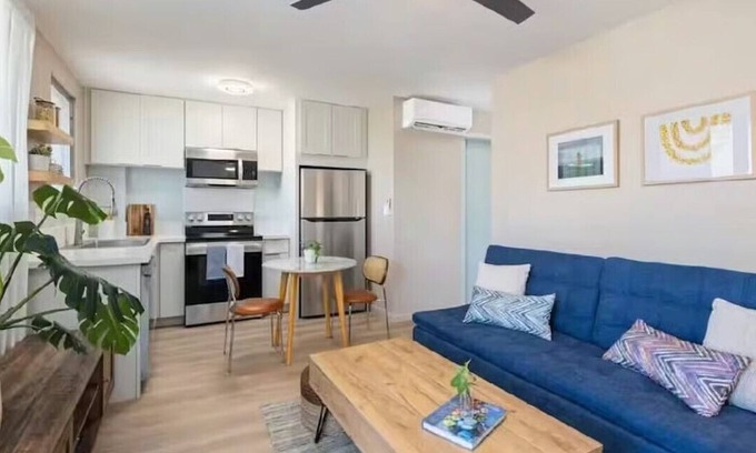 McCully - Moiliili Apartment | Contemporary & Renovated Honolulu Suite w/AC