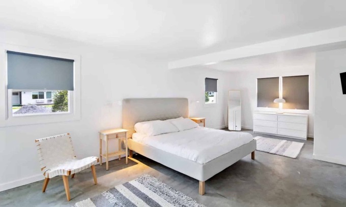Stowe Area Hotel | Contemporary Room w/Tea Station Near Von Trapp Lodge! Outdoor Pool
