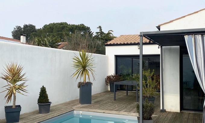 Quartier d'Orbigny House | Contemporary with swimming pool near the beach