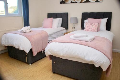 Aylesbury House | Contractor's Haven- 4-Bedroom House with Free Parking, Super Fast WiFi, Fran Properties in Aylesbury, Pets are Welcome!