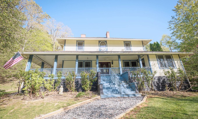 Mars Hill Other | Convenient and Historic Farmhouse with modern amenities, sleeps 17