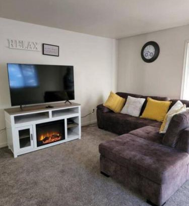 Fairbanks Apartment | Convenient & cozy 4-br T/H; heated 2 car garage!