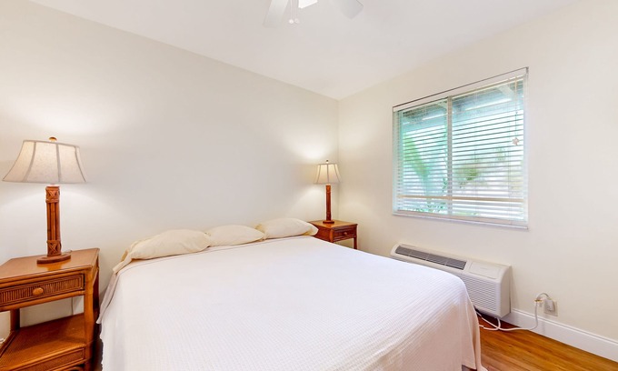 Naples House | Convenient hotel-style studio with pool, sauna, game room, restaurant, tennis
