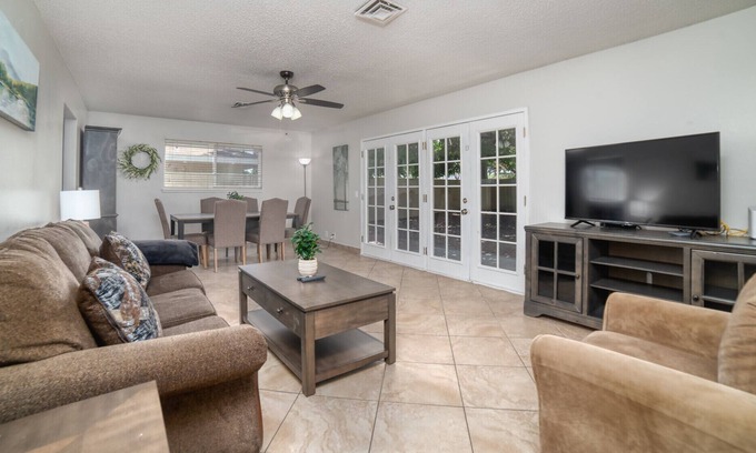 Rancho Oakey House | Convenient Location! 5 bd 2 Ba