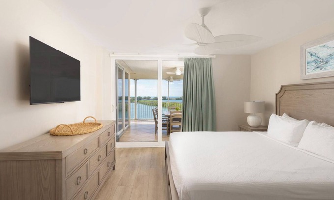 Marathon Hotel | Convenient Location! Outdoor Pool Access, Full Kitchen! Near Beach!