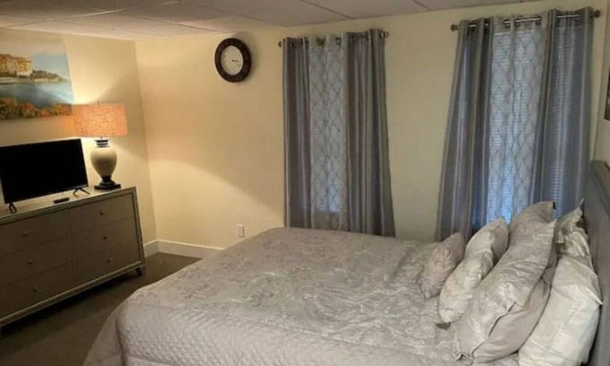 Off Broadway House | Conveniently located 1 bedroom/1Bath Private Room