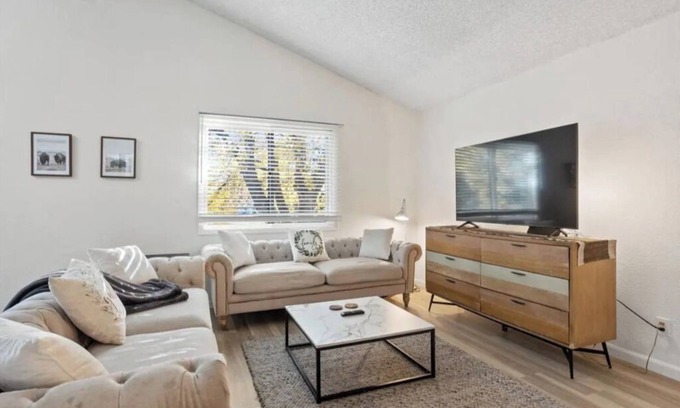 Billings House | Conveniently located, 4bd, 3bath, Vaulted ceilings