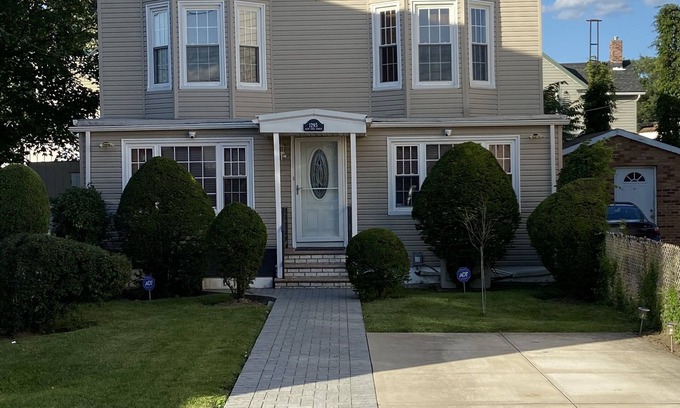 Canarsie House | Conveniently located Brooklyn House With Lots Of Charm!