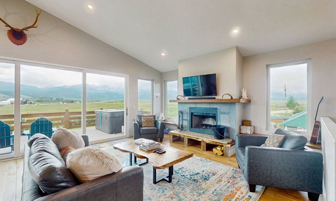 Tabernash House | Conveniently located home with wifi, hot tub & great views - dog friendly